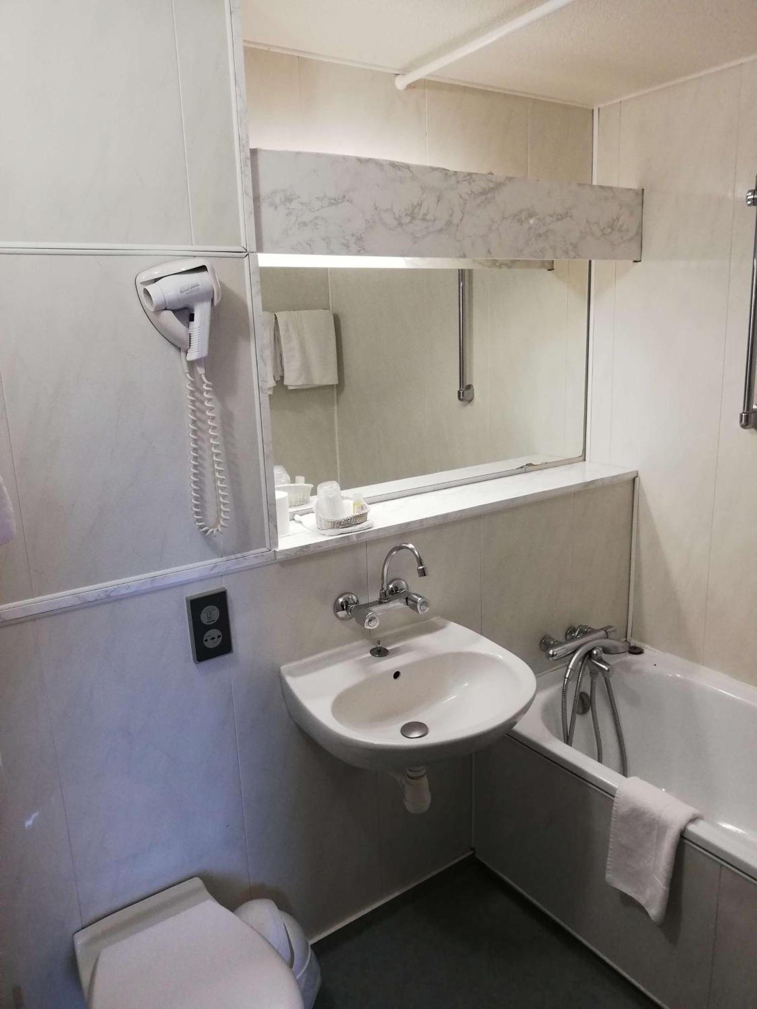 Brit Hotel Vallee Du Lot Fumel Екстер'єр фото
